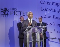 Kofi Annan announces Michael Schmidt as winner of fifth Prix Pictet